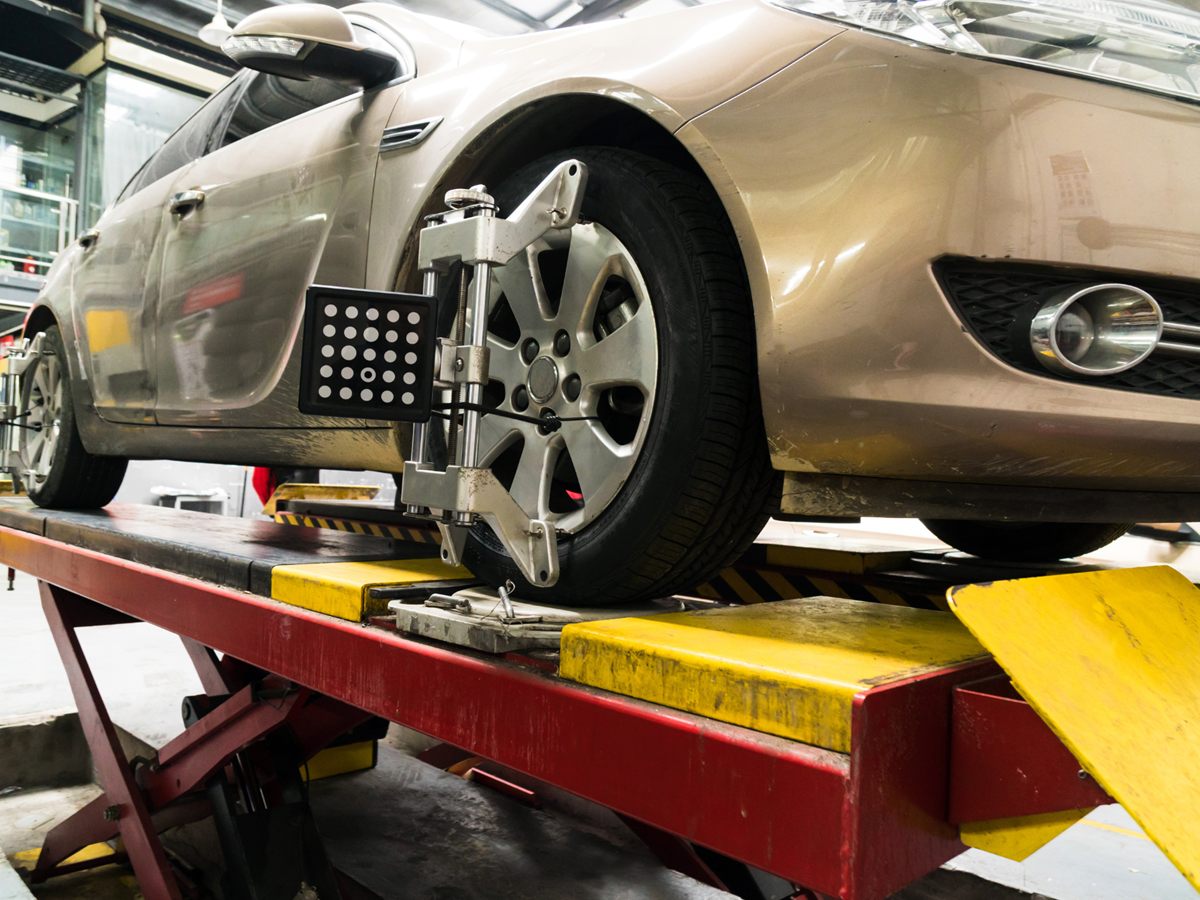 Auto auf dem Achsmessstand mit Messköpfen an den Rädern