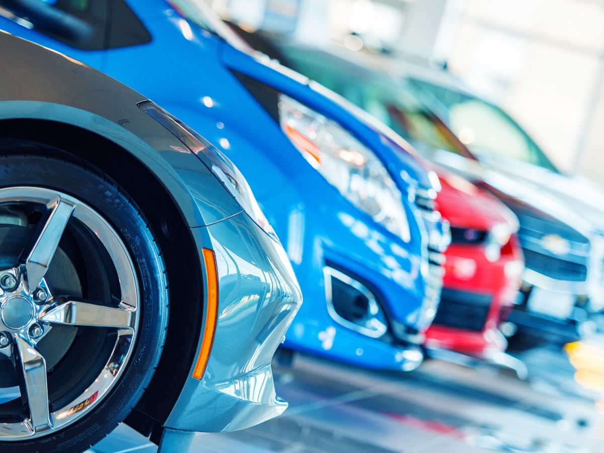Neue Autos verschiedener Marken und Farben in einer Reihe