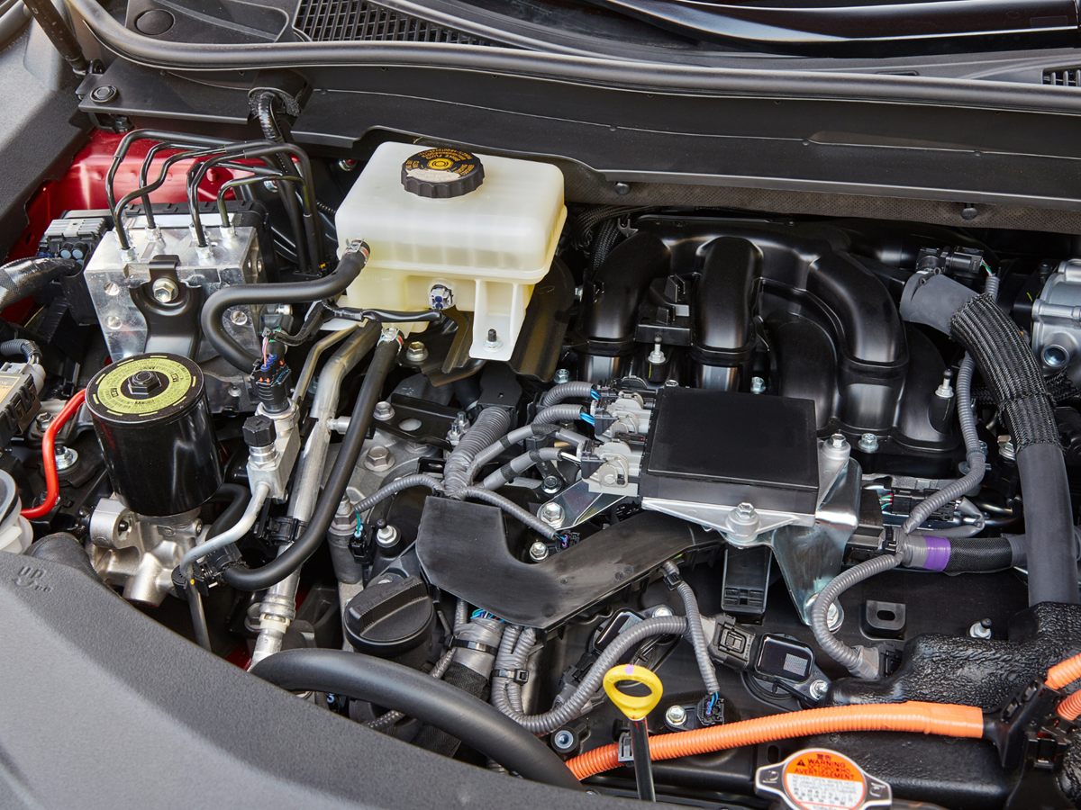 Sauberer Motorraum mit Ölfilter, Öldeckel und gelbem Ölmessstab